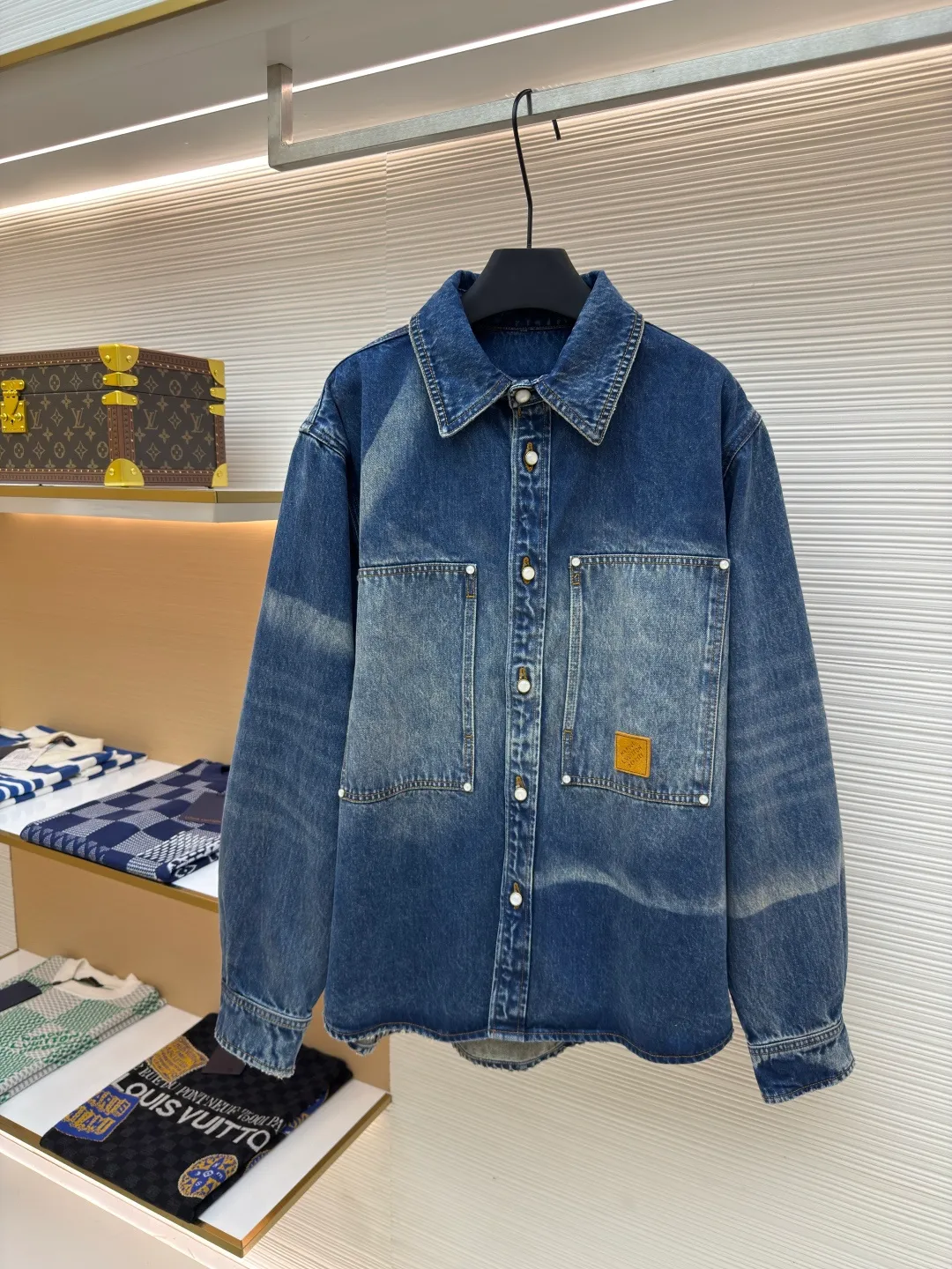 LOUIS VUITTON sun-faded denim jacket ●Authentic product: purchased and developed for 18700 ●Item number: 1680026-B85 ●Material: denim denim ●Technology: sun-faded ●Version: fitted version ●Size: 46-48-50-52 ●Weight: about 1250g ●Description: Classic blue, distressed and faded, full of retro tones, like something out of a 90s fashion magazine. Wear it, casual and comfortable, full of relaxation, and easily create a fashionable atmosphere. The fabric is soft and elastic, allowing you to move freely while wearing it, and it will carry the wind when you walk. The three-dimensional tailoring fits the shape of the legs, hides the flesh and makes the legs straight, and can be controlled by both pear-shaped and rectangular figures. The overall wiring is straight and delicate, the fabric is comfortable and soft, and the color is consistent without color difference. It can be matched with the same style to create a fashionable look and control various occasions. Customized accessories, complete with three standards, same style for men and women!